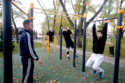 Street workout a Lévai fiúk előadásában, edző-édesapjuk ellenőrzésével