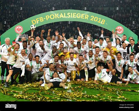 Eintracht Frankfurt játékosok ünneplik a 2018-as DFB-Pokal győzelmet
