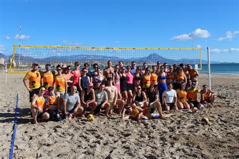 Strandröplabda verseny pillanata naplementében