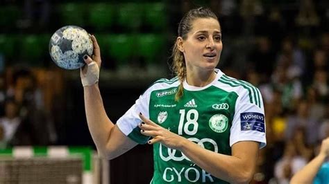 Eduarda Amorim akció közben, gólt lő