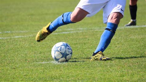 labdabirtoklást gyakorló focisták