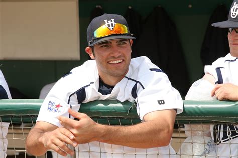 Tyler Hoechlin baseball játék közben