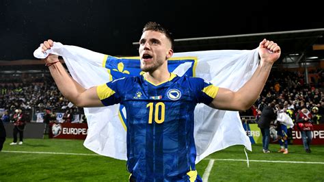 Ermedin Demirovic ünnepli a bosnyák válogatott vb-kijutását