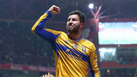 Andre-Pierre Gignac lövése a kapufát találja el a hosszabbítás előtt