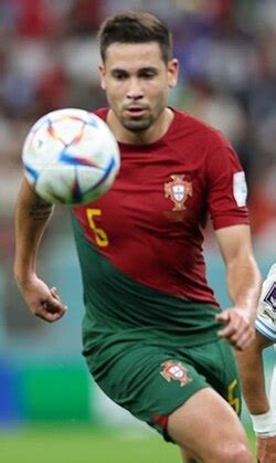 Raphaël Guerreiro szabadrúgása a kapufán csattan