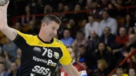 Biros Péter a medencében ünnepli a gólt