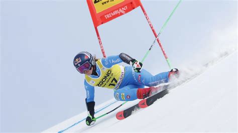 Sofia Goggia edzés közben a sípályán