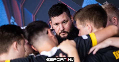 CS:GO edző taktikai táblával magyaráz