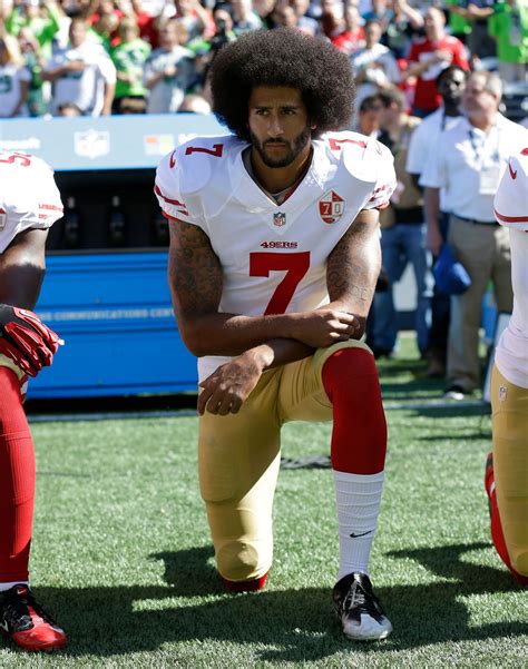 Colin Kaepernick térdel a himnusz alatt