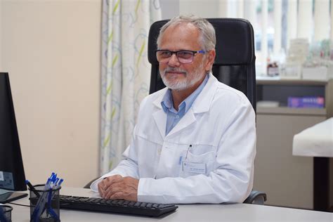 Dr. Szabó József portréja vagy egy debreceni egyetemi épület