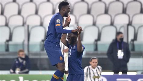 A Porto és Juventus középpályásai küzdenek a labdáért