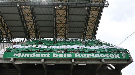 Rapid Wien és Ferencváros szurkolói barátságát jelképező kézfogás