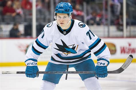 NHL csapatlogók és dinamikus hokis jelenetek grafikai stílusban