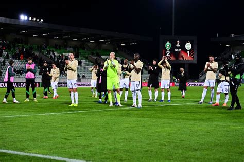 Pályamunkások hótakarítás közben a Ludogorec stadionban
