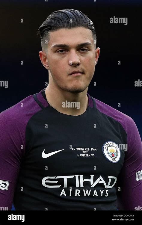 Aro Muric portréja a Manchester City mezében