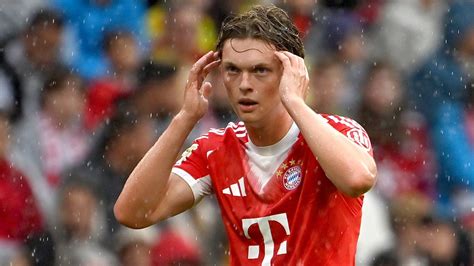 Paul Wanner akció közben a Bayern München mezében