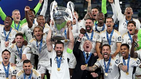 Real Madrid ünnepli a győzelmet a Napoli stadionjában