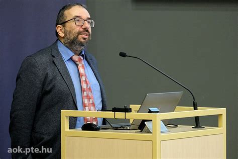 Kovács Norbert labdarúgó portréja, vagy mezben, labdával a kezében