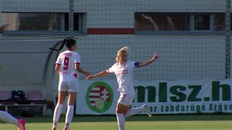 Női labdarúgók a Simple Női Liga mérkőzésen