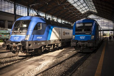 Modern mozdony vezetőállásának biztonsági zónája