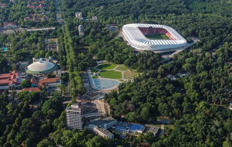 A Nagyerdei Stadion esti panorámája Debrecenben