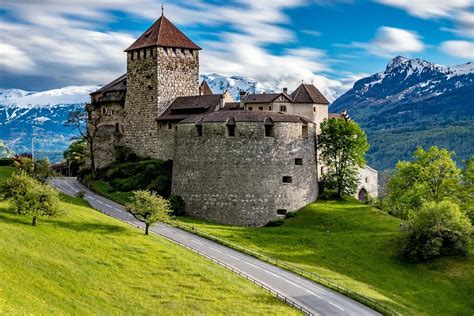 A liechtensteini Vaduz vára és városképe