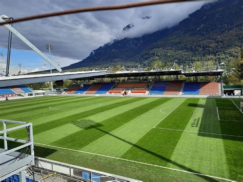 A Rheinpark Stadion a mérkőzés előtt, kevés nézővel