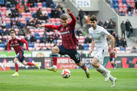 Milan Gajics gólt szerez a tizenegyesből a Fehérvár ellen