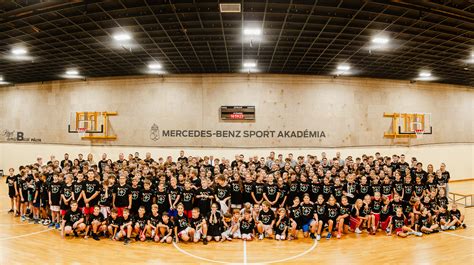 Egyetemi kosárlabda meccs szurkolókkal