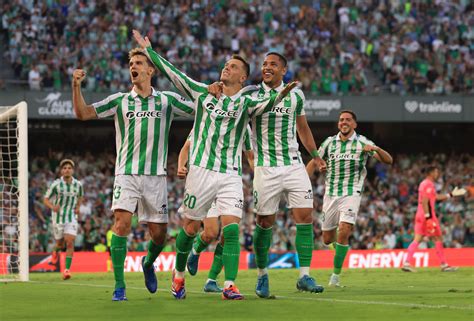 Betis játékosok ünneplik a gólt
