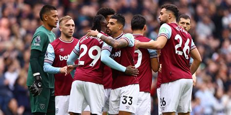 A West Ham United játékosai ünnepelnek egy trófea átadásán