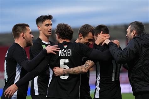 A Paksi FC logója és a csapat a pályán