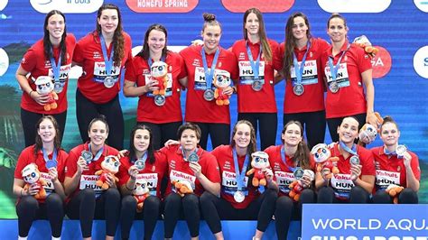 A magyar női vízilabda-válogatott a tokiói olimpia bronzérem átadásán