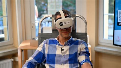 Futballista VR szemüveggel és érzékelőkkel felszerelt bakancsokkal edz szimulált pályán