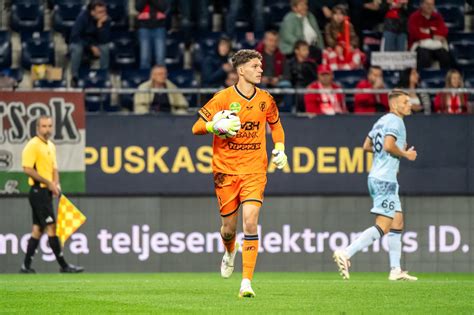 Pécsi Ármin, a Puskás Akadémia fiatal kapusa akcióban