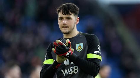 James Trafford, a Burnley fiatal angol kapusa védés közben