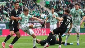 Játékosok párharcban a Ferencváros és a Vasas mérkőzésén