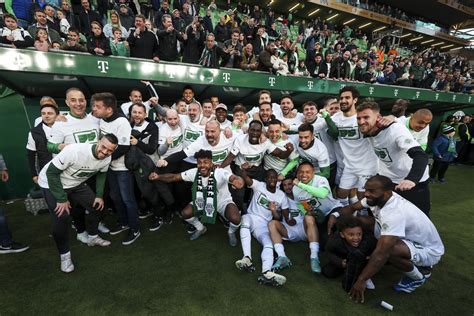 A Ferencváros sikeres labdarúgó csapata ünnepel a stadionban