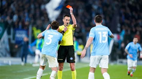 Futsal bíró sárga lapot mutat fel