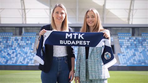 MTK női csapat játékosai ünneplés közben