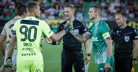 Fekete szalaggal megemlékező futballstadion