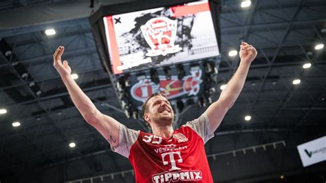 Pérez Carlos portréja Veszprém mezben
