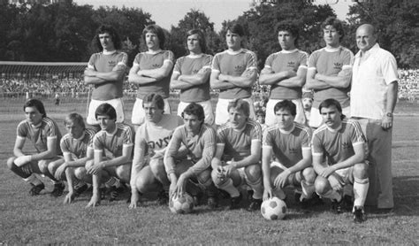 A DVSC szurkolói ünneplik a csapatot az 1979-es feljutás után