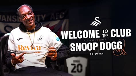 Snoop Dogg a Swansea City mezében, törölközővel a stadionban a szurkolók között
