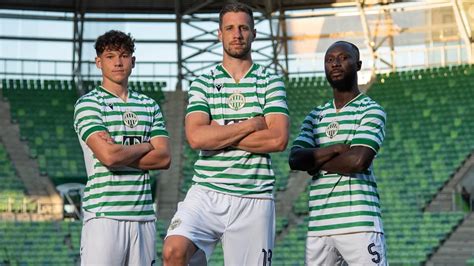 A Ferencváros 2025/26-os hazai meze, vízszintes csíkokkal és központi címerrel