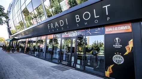 A Fradi Shop bejárata és nyitvatartási ideje