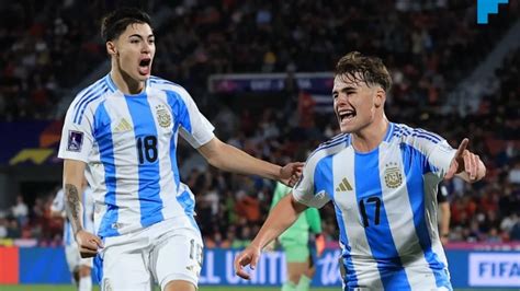 Marokkó és Argentína válogatottjainak játékosai a pályán