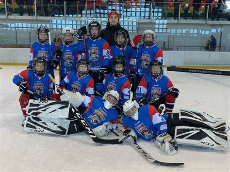 U10-es jégkorongmérkőzés egy nemzetközi tornán