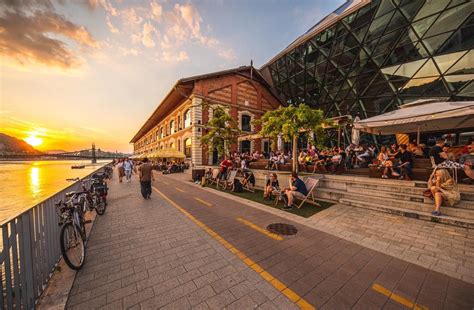 A Bálna Terasz panorámája Budapesttel