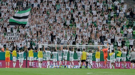 Ferencvárosi szurkolók óriási transzparense a Groupama Arénában